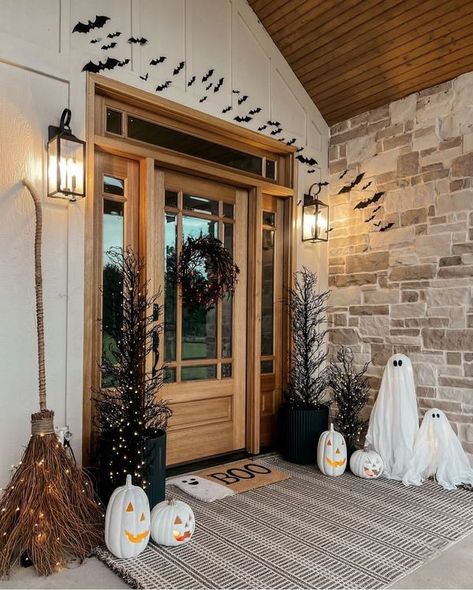 Halloween Porches, Halloween Porch Decor, Fall Dec, Halloween Front Door Decorations, Halloween Front Doors, Halloween Front Porch Decor, Harvest Decor, Halloween Porch Decorations, Halloween Front Porch