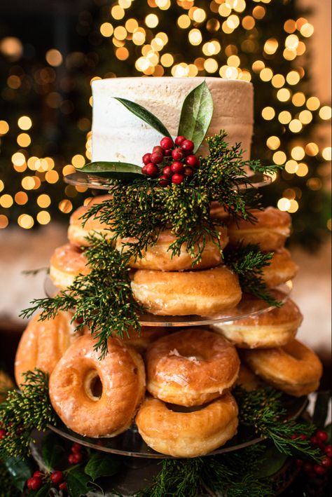 Winter wedding cake with donut layers Donut Cake Christmas, Christmas Wedding Buffet, Winter Wedding Food Ideas, Wedding Dinner Food, Xmas Snacks, Winter Wedding Food, Donut Wedding Cake, Christmas Desert, Donut Wedding