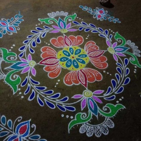 Margali Kolam Simple, Round Kolam Designs, Rangoli Kolam Designs With Colour, Flower Kolam With Dots, New Year Rangoli, Very Easy Rangoli Designs, Rangoli Designs Photos, Rangoli Designs Simple Diwali, Rangoli Side Designs