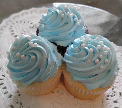 Pearls on Pearlized Blue Cupcakes.  www.VintageBakery.com 803-386-8806 Baby Blue Cupcakes, 1989 Cupcakes, Light Blue And White Birthday Theme, Light Blue Cupcakes, Cupcake Azul, Blue Birthday Cupcakes For Women, Light Blue And White Cupcakes, Blue Cupcakes Aesthetic, Periwinkle Cupcakes