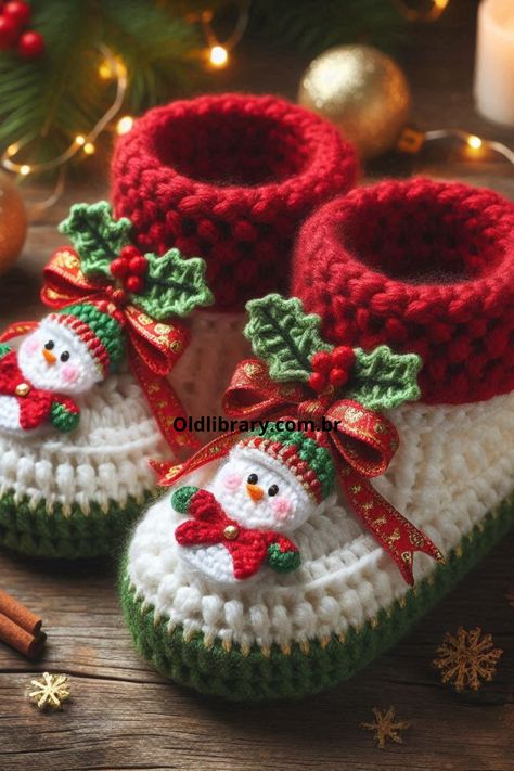 Create festive crochet Christmas baby booties with a snowman design! Perfect for a holiday gift, these cozy booties keep little feet warm and stylish. Appalachian People, Snowman Baby, Christmas Crochet Patterns Free, Crochet Baby Booties Pattern, Christmas Slippers, Crochet Christmas Gifts, Crochet Baby Shoes Pattern, Crochet Snowman, Crochet Santa