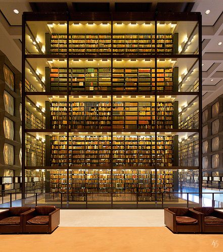 Biblioteca Beinecke de Libros Raros y Manuscritos en la Universidad de Yale deseñada por Gordon Bunshaft e construida entre 1960 e 1963 a base de granito e mármore branco de Vermont para tamizar a luz e protexer os documentos. Contemporary Library, Grand Library, Book Manuscript, Beautiful Library, Library Architecture, Bjarke Ingels, Yale University, Home Libraries, Library Design