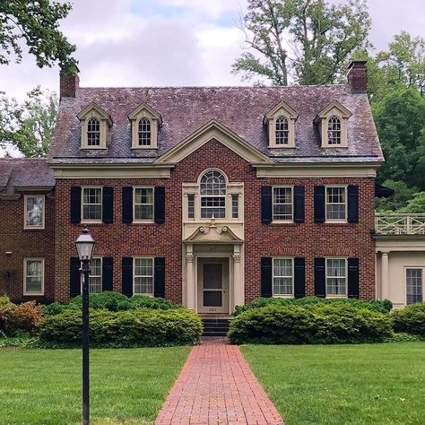 English Colonial House Exterior, Colonial Brick House Exterior, Georgian Colonial House Exterior, Colonial Brick House, Georgian Colonial House, Brick Colonial House, City Builder, Palladian Window, Georgian Revival