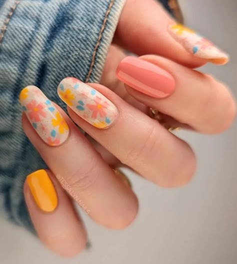 Looking for nail inspiration? You’ll love this list of coral peach nails. If you can’t decide between coral nails, or peach nails, the coral peach combo is a stunner! On this list you’ll find nails with designs, with glitter, with flowers, and simple French tip styles! There’s acrylic nails or natural short nails, as well as different shapes including almond, square, and coffin! This color is perfect for summer, fall, or on a tropical vacation! Uñas Color Coral, Turquoise Nail Designs, Teal Nails, Turquoise Nails, Peach Nails, Cute Summer Nails, Yellow Nails, Manicure Y Pedicure, Nail Designs Spring