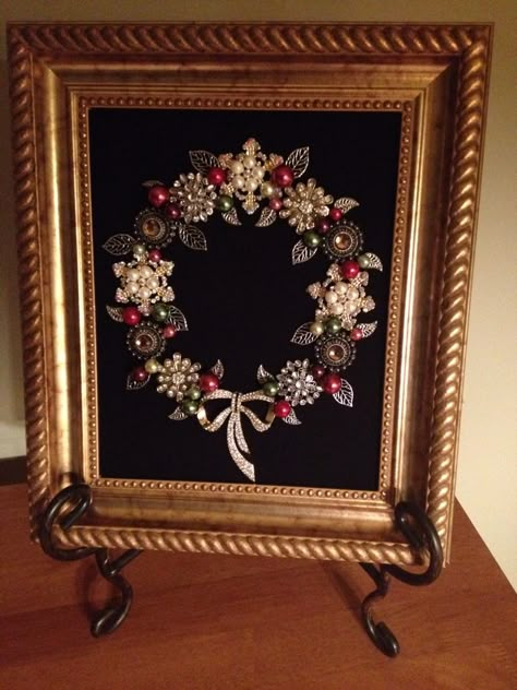 Wreath made from jewelry. Made by B. Turchi 2014 Broach Christmas Tree Diy, Jewelry Shadow Box Ideas, Broach Display Ideas, Jewelry Art Ideas, Jewelry Shadow Box, Jeweled Trees, Vintage Jewelry Christmas Tree, Jewelry Trees, Jewerly Art