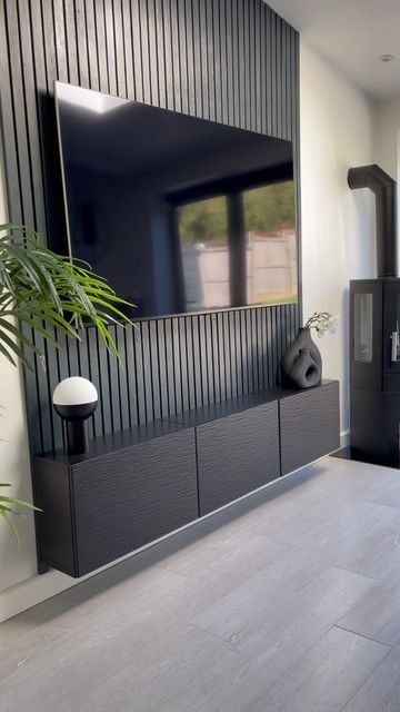 Cution Design Ideas, Matt Black Living Room, Black Wood Slat Tv Wall, Black Wood Media Wall, Black Wood Wall Paneling, Black Wood Tv Wall, Black Tv Wall Ideas, Statement Living Room Wall, Black Statement Wall Living Room