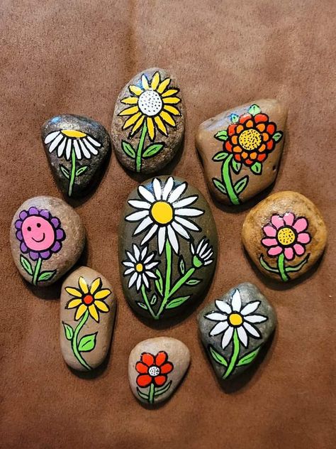 Kids Rock Painting Ideas, Kids Rock Painting, Flower Rocks, Rock Painting Flowers, Easy Flower Painting, Rock Flowers, Mandala Painted Rocks, Diy Rock Art, Mosaic Garden Art