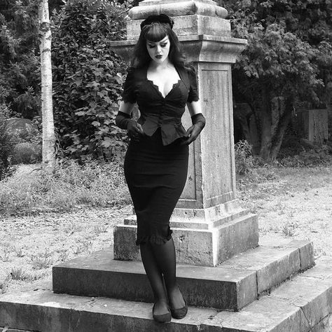 Gothabilly Outfits, 1940s Goth, 1950s Goth, 50s Goth, Gothabilly Fashion, Pinup Outfits, Gothic Pinup, Pin Up Goth, Dark Gothic Fashion