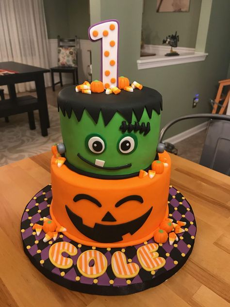 1st Birthday Halloween Cake, First Birthday Halloween, Halloween Cake Ideas, Cute Halloween Cakes, Scary Halloween Cakes, Coco Photo, Halloween Torte, Pasteles Halloween, Halloween First Birthday