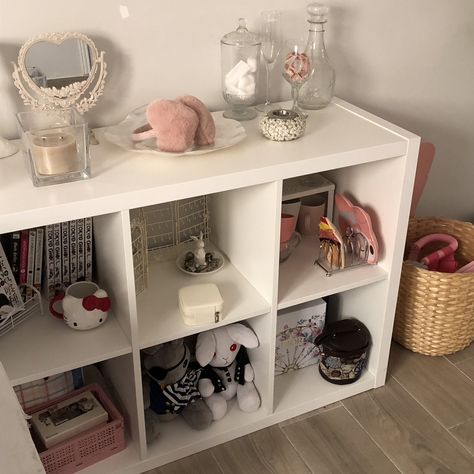 Cubby Storage Ideas Bedroom Aesthetic, Cube Organizer Aesthetic, Cubby Aesthetic, Room Ideas Shelf, Square Shelf Decor, Cube Organizer Ideas Bedroom, Shelf Decor Bedroom Aesthetic, How To Decorate Dresser, Room Organisation