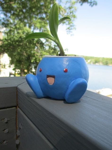 Zomg! This Oddish is a Planter Pokemon Mew, Tanah Liat, Planter Design, Pokemon Memes, Cadeau Diy, 자수 디자인, Nerd Alert, Pokemon Go, Clay Art