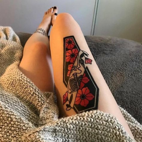 Coffin Tattoo, Tattoos Traditional, Catrina Tattoo, Traditional Tattoo Inspiration, Punk Tattoo, Traditional Tattoo Sleeve, Inspiration Tattoos, Spooky Tattoos, American Tattoos