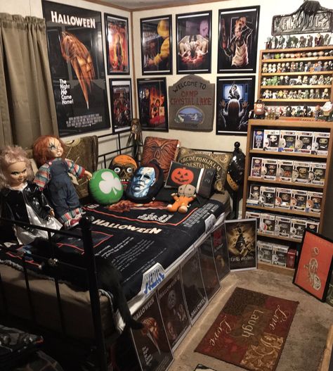 Horror Aethstetic Room, Bedroom Ideas Horror Themed, Scary Movie Room Decor, Scary Bedroom Ideas, Horror Movie Room Ideas, Horror Movie Bedroom Ideas, Scary Room Decor, Horror Movie Bedroom, Metal Head Room