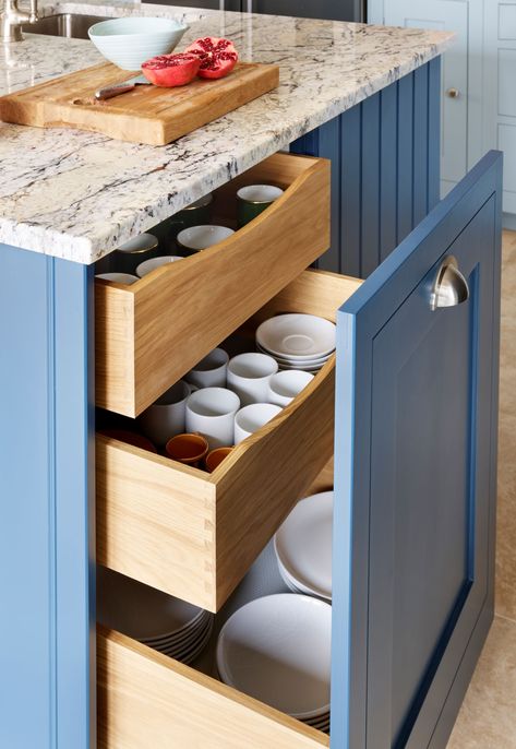 Stylish Small Kitchen, Tiny Kitchen Design, Clever Kitchen Storage, Small Kitchen Layouts, Small Kitchen Storage, Small Kitchen Ideas, Kitchen Drawer Organization, Shaker Kitchen, Bespoke Kitchens