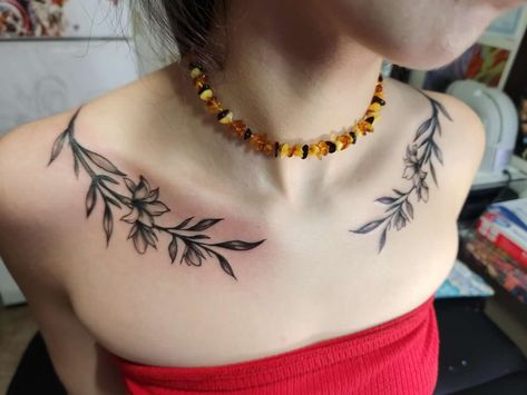 Chest Tattoos For Women Unique, Elegant Chest Tattoo, Collar Bone Tattoo Nature, Floral Tattoo Design Collarbone, Collar Bone Tattoo American Traditional, Woman Collar Bone Tattoo, Plant Collar Bone Tattoo, Spider Web Collar Bone Tattoo, Grunge Collar Bone Tattoo