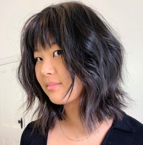 Messy Razored Shag for a Round Face A Line Haircut, Chic Haircut, Messy Haircut, Bangs For Round Face, Hair To One Side, Wavy Haircuts, Wolf Cut, Round Face Haircuts, Work Hairstyles