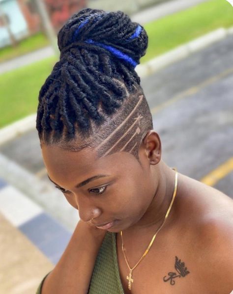 Faux Hawk Haircut, Box Braids Shaved Sides, Hawk Haircut, Haircut Design, Hair Styles Ideas, Braids With Shaved Sides, Short Hair Designs, Short Shaved Hairstyles, Shaved Side Hairstyles