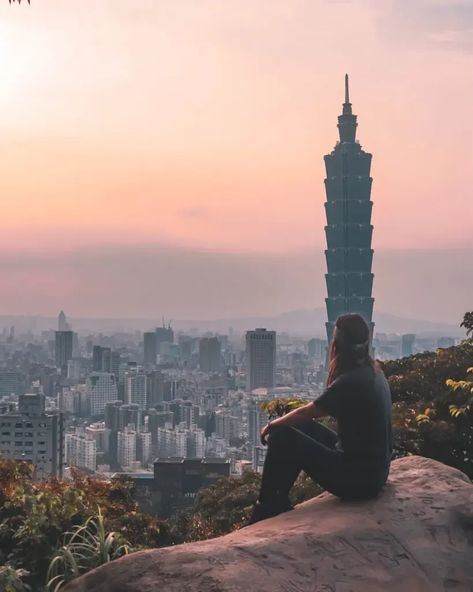 Visit gorgeous Taipei, Taiwan and hike up Elephant Mountain to enjoy amazing sunset views of Taipei 101. #travelphotography #traveltaiwan #taipei101 Taipei 101, Taipei Taiwan, Amazing Sunsets, Sunset Views, The Map, Travel Couple, Dream Destinations, Taipei, Female Travel