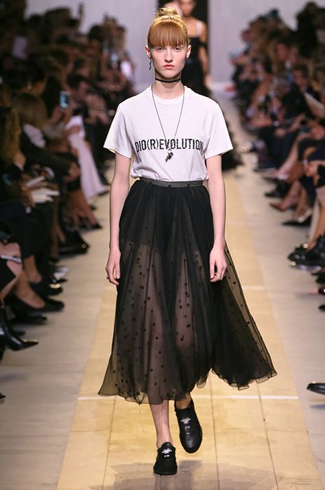 Skirt With Tshirt, Black Skirt Outfit, Black Skirt Outfits, Fashion Runway Show, Tulle Skirt Black, High Fashion Models, Mesh Fashion, Skirt Outfit, Fashion Spring