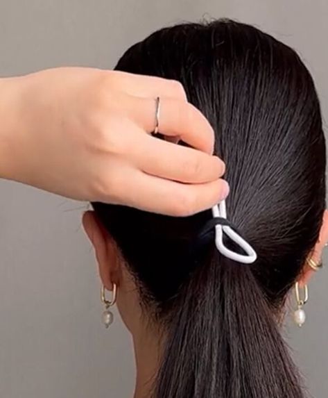 You don’t always have a beautiful hair elastic handy, but you don’t need to worry! I’m going to show you a really neat ponytail hack to completely hide the plain, old hair elastics you probably use most of the time. How To Hide Bangs In A Ponytail, How To Hide A Ponytail Holder, Neat Ponytail, Hidden Elastic Ponytail, Longer Ponytail Trick, Hiding Ponytail Holder, Viral Ponytail Hack, Ponytail Hack, Hair Elastic