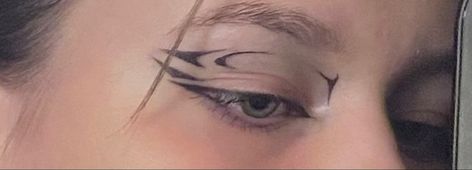 Graffiti Eyeliner, Graphic Eyeliner For Hooded Eyes, Eyeliner Graphic, Eyeliner For Hooded Eyes, Eyeliner Designs, Eye Makeup Styles, Eyeliner Tattoo, Graphic Makeup, Graphic Eyeliner