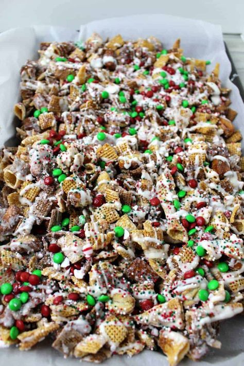 Chex Mix Christmas Crack is the perfect holiday treat! The mix of sweet and salty with a hint of peppermint and put it in a cute holiday tin and you have the perfect DIY Christmas Gift! Chex Mix Recipes Christmas, Christmas Chex Mix, Chex Mix Christmas, Christmas Crunch, Christmas Pretzels, Crunch Recipe, Chex Mix Recipes, Pretzels Recipe, Holiday Snacks