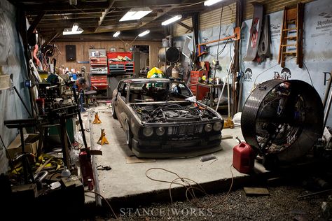 Car Repair Shop Aesthetic, Old Car Garage, Garage Guest House, Mechanic Shop, Garage Style, Car Workshop, Mechanic Garage, Garage Interior, Auto Repair Shop