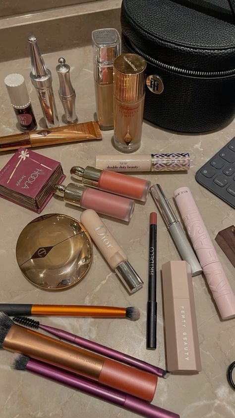 Makeup Bag Essentials, Fancy Makeup, High End Makeup, Makeup Obsession, Luxury Makeup, Makeup Items, Makeup Pictures, Makeup Essentials, Love Makeup