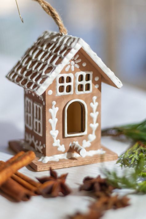 How to make the sweetest gingerbread birdhouse ornament with miniature birdhouses. This is the perfect DIY for decorating your tree! Gingerbread Birdhouse, Birdhouse Diy, Gingerbread House Ornament, Birdhouse Ornament, Gingerbread House Ideas, Ginger Bread House Diy, Birdhouse Ideas, Birdhouse Ornaments, Birdhouse Craft