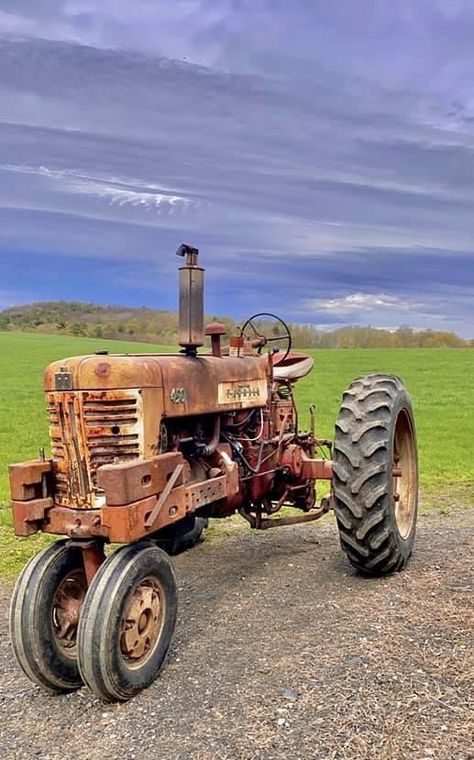 Farm Childhood, Vintage Ironing Boards, Tractor Barn, Tractor Art, International Harvester Tractors, Farmall Tractors, Old Tractor, Mosh Pit, Old Farm Equipment