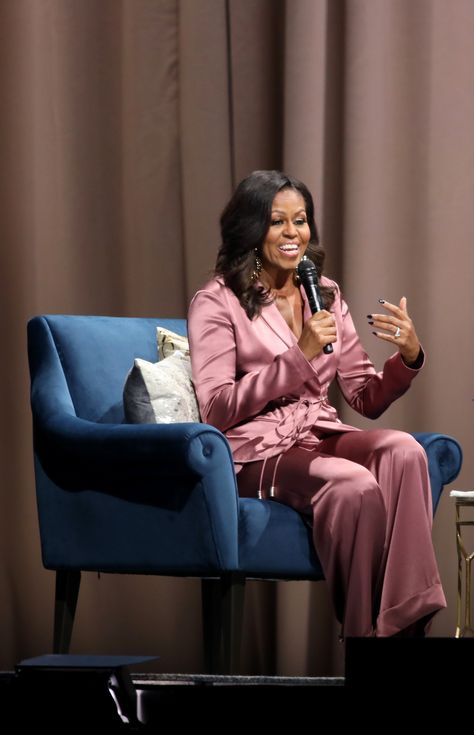 Michelle Obama Speaking, Productive Woman, Michelle Obama Speech, Barak And Michelle Obama, Obama Speech, Natural Kibbe, Malia Obama, Michelle And Barack Obama, Flamboyant Natural