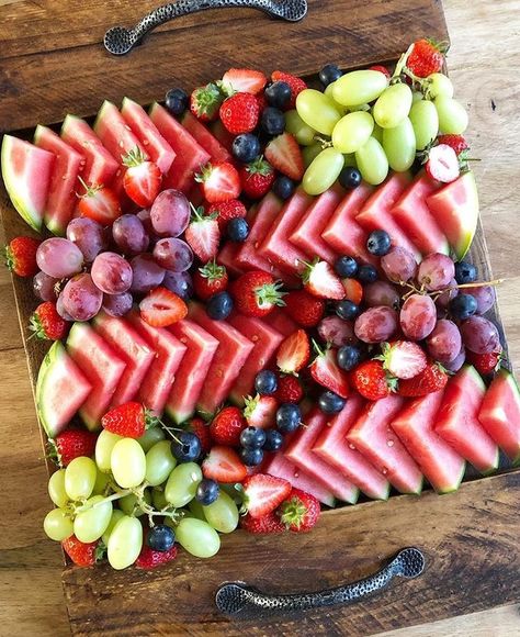 Luncheon Recipes, Fruit Platter Designs, Decorações Com Comidas, Snack Board, Party Food Platters, Charcuterie And Cheese Board, Charcuterie Recipes, Snacks Für Party, Fruit Platter