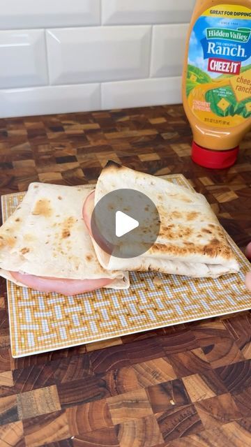 Toaster Sandwich, Sausage Meals, Sandwich Hacks, Satisfying Recipes, Sandwich Toast, Kisses Quotes, Yummy Pizza, Bread Toaster, Cooking Substitutions