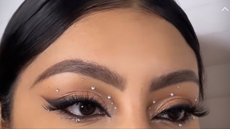 Gems Make Up Look, Gen Makeup Looks, Jewels On Eyes Makeup Simple, Cute Simple Makeup Looks With Gems, Simple Eye Makeup With Rhinestones, Makeup Look With Jewels, Gem In Hair Prom, Simple Righnstone Makeup, Makeup Jewels Eye