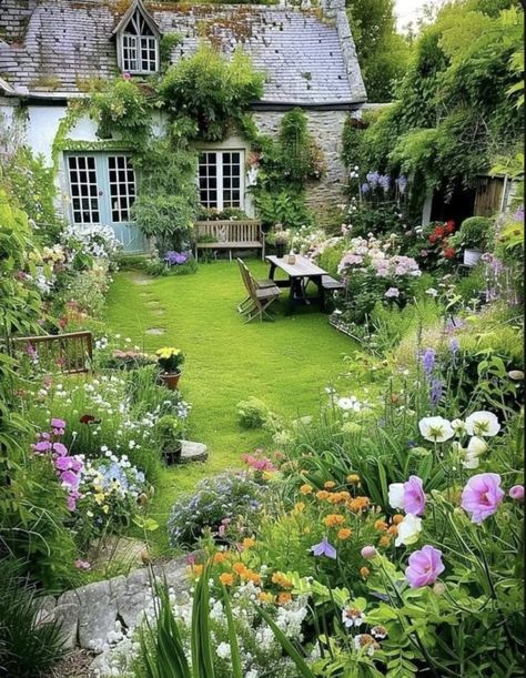 Cute Gardens, Simple Garden Design, Tropical Desert, At Home Garden, Simple Garden, Home Garden Ideas, Cottage Garden Design, English Cottage Garden, Garden Inspo