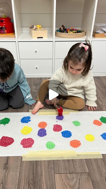 Desiree Blanchard, M.H.K | Baby & Toddler Play on Instagram: "🌈💥DIY PLAY ACTIVITY FOR TODDLERS AND PRESCHOOLERS!! We love this one for working on hand-eye coordination! Click the ✨FOLLOW✨ button to continue learning more! 

To recreate this activity, lay a piece of paper, flat tape it in place, use paint and squeeze a few dollops across the page. You can then afterwards cover it with a sheet of bubble wrap. Grab a kid-friendly hammer and “bang” the paint splats. That’s it! Have fun! 🫶🏻

➡️For more, check out my Baby and Toddler Caregiver Play & Milestone guides. It’s loaded with tips, milestones & play ideas! 🔗 in bio

•
•
•

#momssupportingmoms #newmomsupport #momoflittles #babysfirstyear #grossmotordevelopment #babydevelopment #babymilestones #mommyandmetime #tummytimefun #newmomsup Toddler Class, Activity For Toddlers, Paint Splats, Play Activity, Baby Play Activities, Childs Play, Gross Motor Activities, Grand Kids, Toddlers And Preschoolers