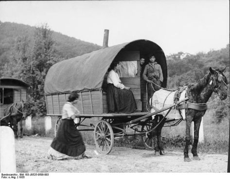 Romani with their wagon, photographed in the Rheinland of Germany in 1935. Roma People, Irish Travellers, Back Road, Horse Drawn, Vintage Photographs, Wagons, Caravan, Pakistan, Camping