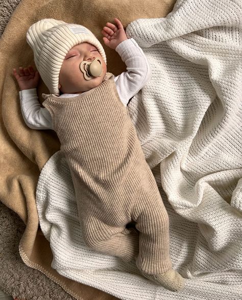 Baby knitted outfit, babygirl photoshoot - Instagram MAMOSDIENA Beige Baby, Monthly Photos, Third Baby, Baby Outfits, Cute Baby Pictures, Knit Outfit, Baby Fever, Future Kids, Future Baby