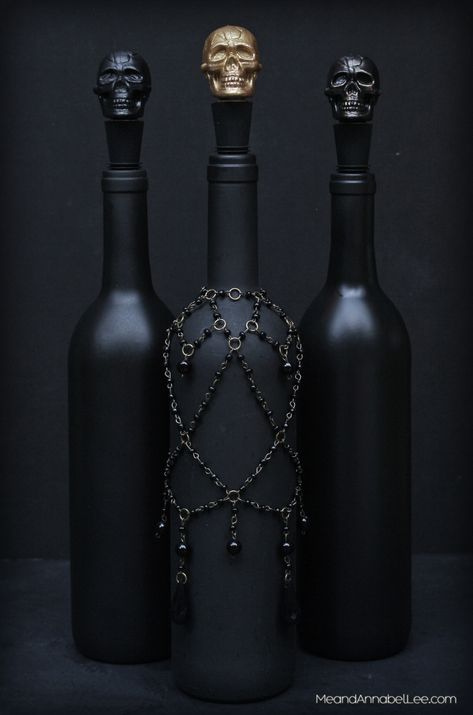 Skull Wine, Diy Skulls, Halloween Party Decor Diy, Halloween Decor Diy, Halloween Party Dinner, Black Bottle, Diy Halloween Decor, Bottle Decor, Halloween Tattoo