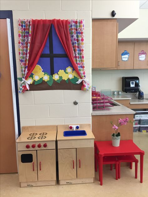 Kindergarten play kitchen window Preschool Play Kitchen Area, Play Kitchen Classroom, Preschool Kitchen Dramatic Play, Dramatic Play Centers Kitchen, Kitchen Corner Classroom Ideas, Kitchen Ideas Preschool, Window For Dramatic Play Area, Classroom Play Kitchen Area, Preschool Classroom Decor Aesthetic