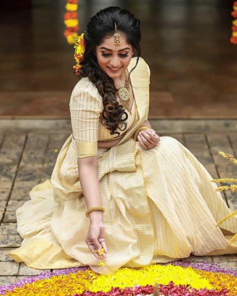 Onam Photoshoot Ideas, Onam Photos, Onam Outfits Ideas, Kerala Dress, Onam Outfits, Kerala Saree Blouse Designs, Kasavu Saree, Wedding Outfits For Women, Engagement Hairstyles