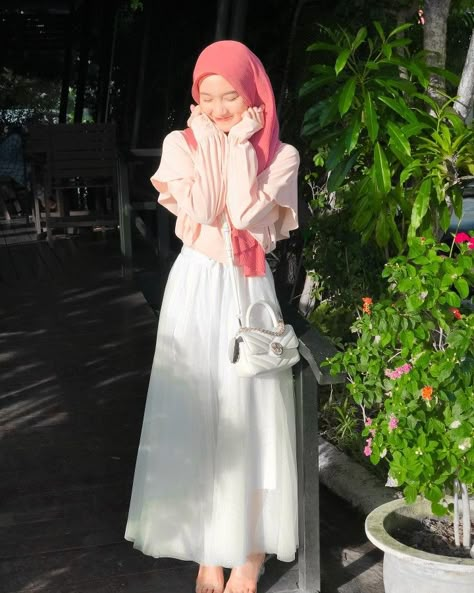 Pastel Hijab Outfit, Coquette Hijab, Pink Hijab Outfit, Hijabi Aesthetic Outfits, Ootd Pastel, Types Of Dresses Styles, Pastel Pink Outfit, Mix And Match Outfits Hijab, Outfit Ideas Hijab