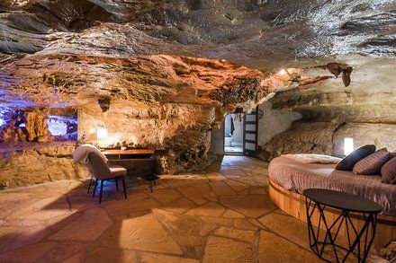 Cave Room Ideas, Cave Room, Wolf Life, Cave Hotel, Fallout Shelter, Cave Home, Secret House, Cave House, Unusual Homes