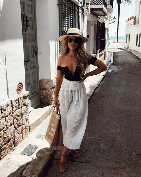 Day trip to Sitges 🍋 Cancun Vacation Outfits, Thailand Travel Clothes, Mexico Travel Outfit, Tulum Fashion, Florida Vacation Outfits, Island Vacation Outfits, Dubai Outfit, Cancun Outfits, Off The Shoulder Top Outfit