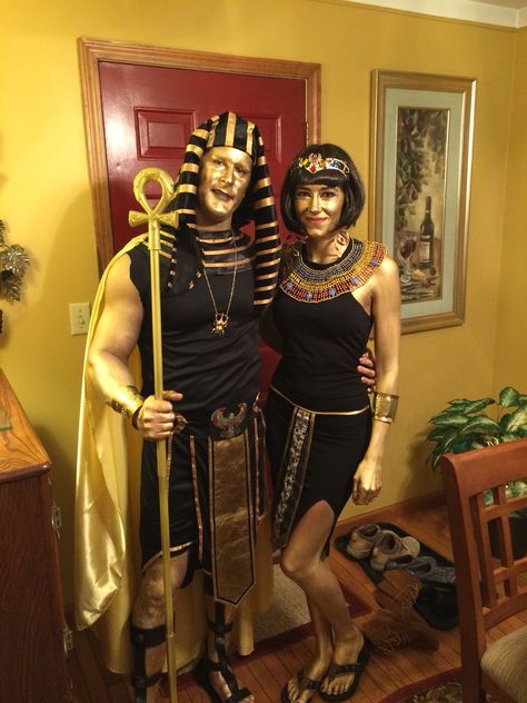 Egyptian Halloween Costume, Egyptian Goddess Costume, Egyptian Halloween, Cleopatra Halloween, Girl Group Costumes, Couple Halloween Costumes For Adults, Greek Goddess Costume, Costumes Couples, Couples Costume