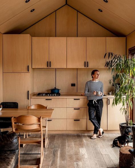 Come home to calm on Instagram: “Loving this earthy plywood kitchen in the 7m x 3m home Sarah-Lee Guittenit shares with her family in NZ's north island. ⠀⠀⠀⠀⠀⠀⠀⠀⠀ ⠀⠀⠀⠀⠀⠀⠀⠀⠀…” Cabin Australia, Make Home Look Expensive, House On The Ocean, Slow House, Make Your House Look Expensive, Tiny Home Decor, Decorating Tips And Tricks, House Design Modern, Wood Cabin