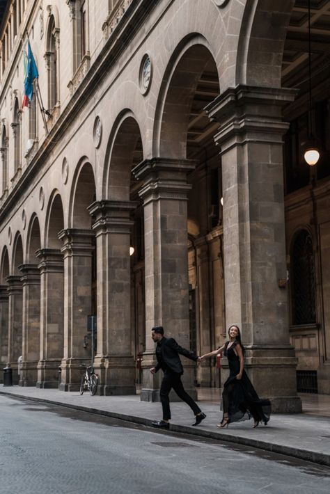 We Are Swooning Over This Florence Engagement Session - Weddingchicks % Engagement Photos In Florence Italy, Florence Engagement Photos, Florence Elopement, Spain Photoshoot, Rome Photoshoot, Italy Photoshoot, Italian Romance, Paris Couple, Destination Wedding Italy