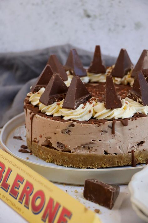 Toblerone Cheesecake! Toblerone Recipes, Toblerone Cake, Toblerone Mousse, Toblerone Cheesecake, Yummy Cheesecake, Lemon Pound Cake Recipe, Bake Cheesecake, Easy Baking Recipes Desserts, Pound Cake Recipes