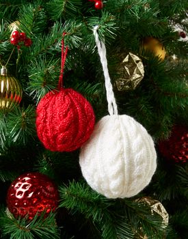 10 + Free Christmas Baubles Knitting Patterns to Download! (13 free knitting patterns) Knitted Christmas Ornament Patterns, Knitted Baubles, Knitted Christmas Ornaments, Christmas Knits, Christmas Knitting Projects, Knit Christmas Ornaments, Knitted Christmas Decorations, Knit Decor, Christmas Knitting Patterns Free