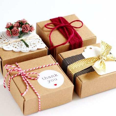 Box Packaging Ideas, Hampers Idea, Kraft Box Packaging, Diy Eid Gifts, Box Hampers, Baby Hampers, Christmas Gift Hampers, Soya Mumu, Kraft Packaging